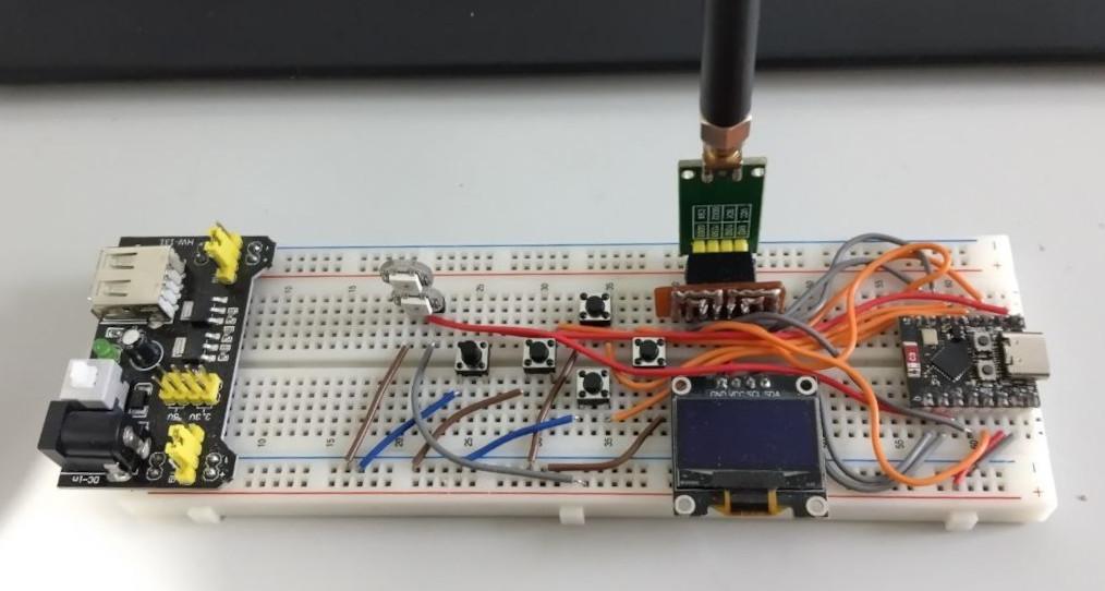 Prototipo hardware del hackbadge sobre breadboard Protoboard con componentes