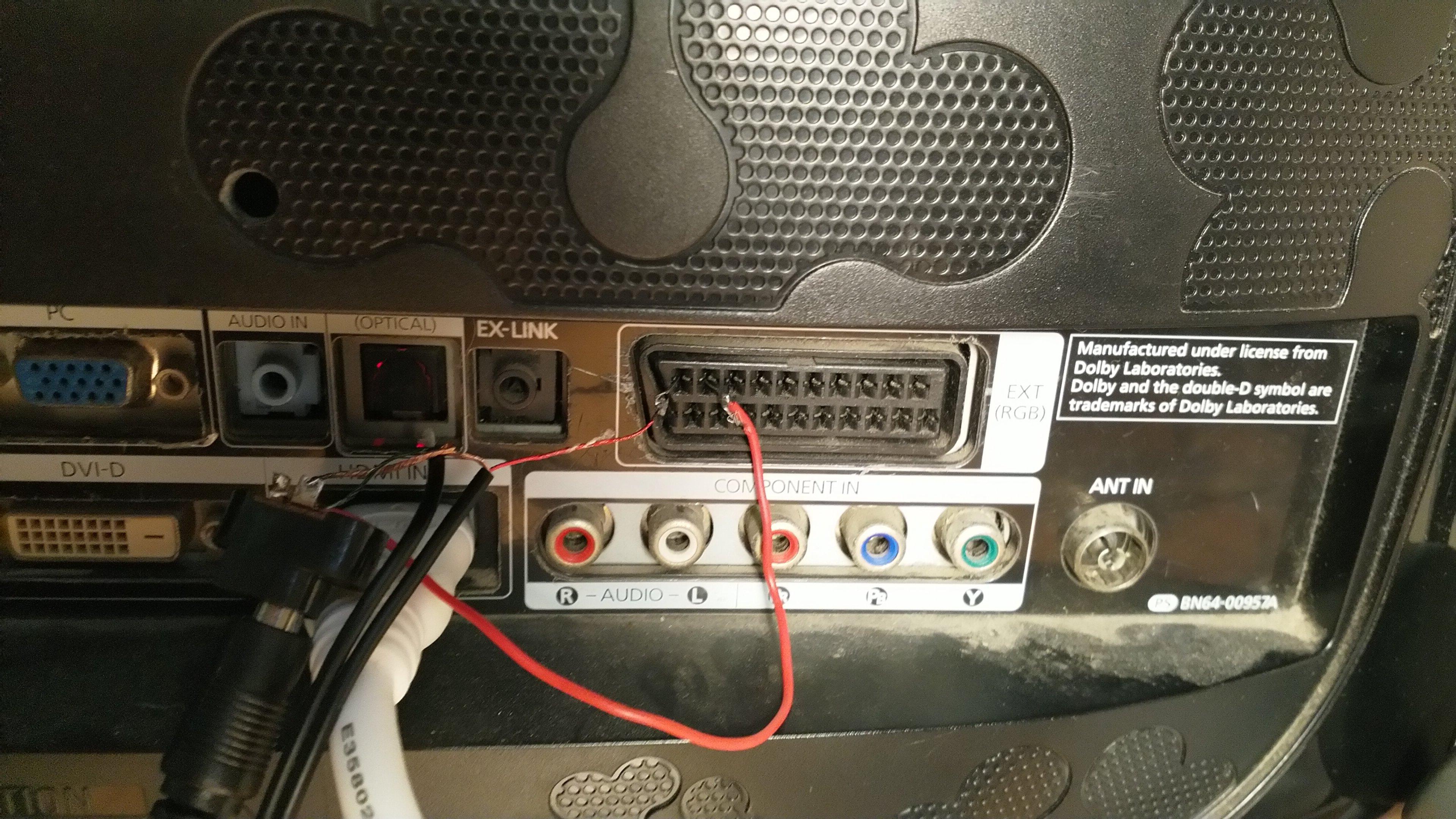 Mostrando la conexión de la camára al conector scart de la televisión